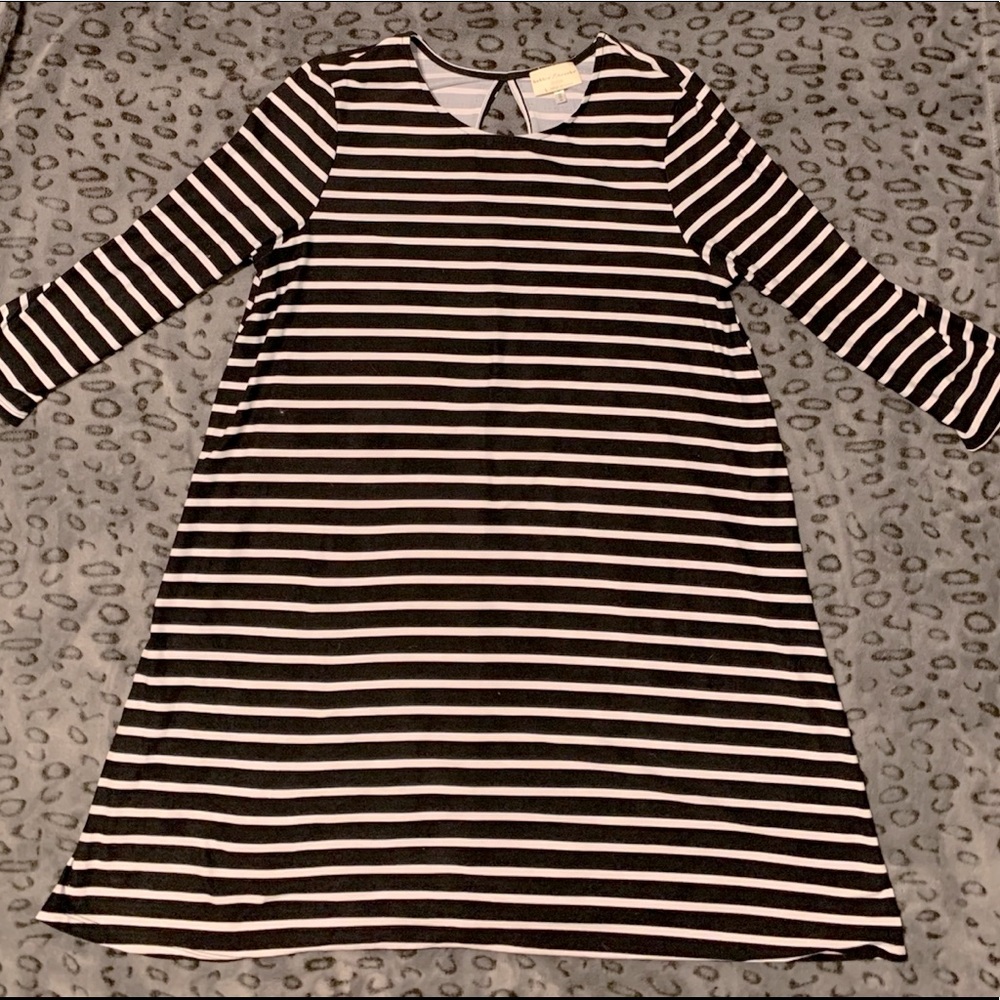 COPY - Black and white striped keyhole back dress!